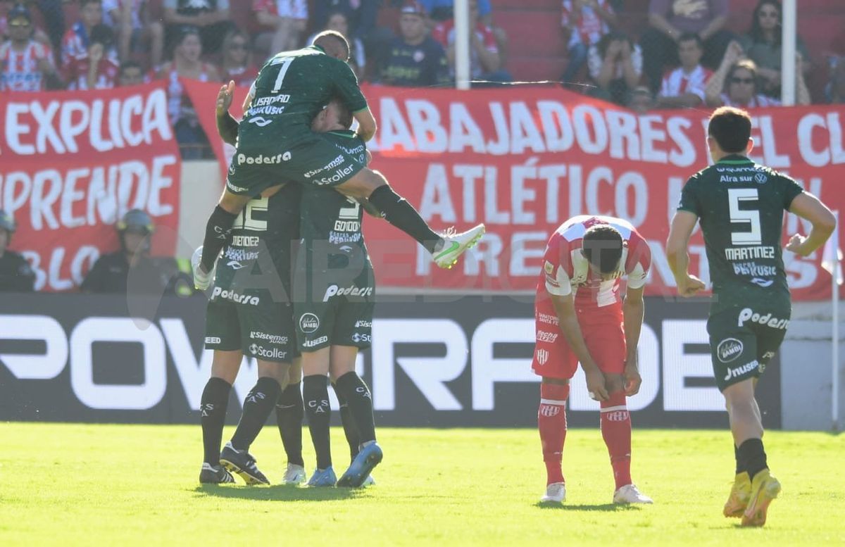 Los dos goles de Sarmiento fueron fruto de jugadas al filo del offside.