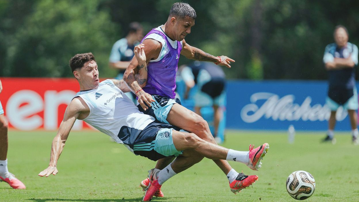 La Selección Argentina entrena este viernes en el Red Bull Arena, donde el cuerpo técnico evaluará posibles variantes para el partido decisivo.