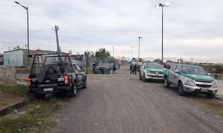 Efectivos de la GSI y de la Policía de Santa Fe llegaron esta mañana a Barranquistas Sur y desarticularon demarcaciones realizadas para seguir construyendo viviendas precarias dentro de los reservorios que acumulan el agua de lluvia. Efectivos de la GSI y de la Policía de Santa Fe llegaron esta mañana a Barranquistas Sur y desarticularon demarcaciones realizadas para seguir construyendo viviendas precarias dentro de los reservorios que acumulan el agua de lluvia.