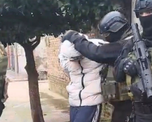 El momento en el que un grupo táctico sacaba del domicilio al principal sospechoso.&nbsp;