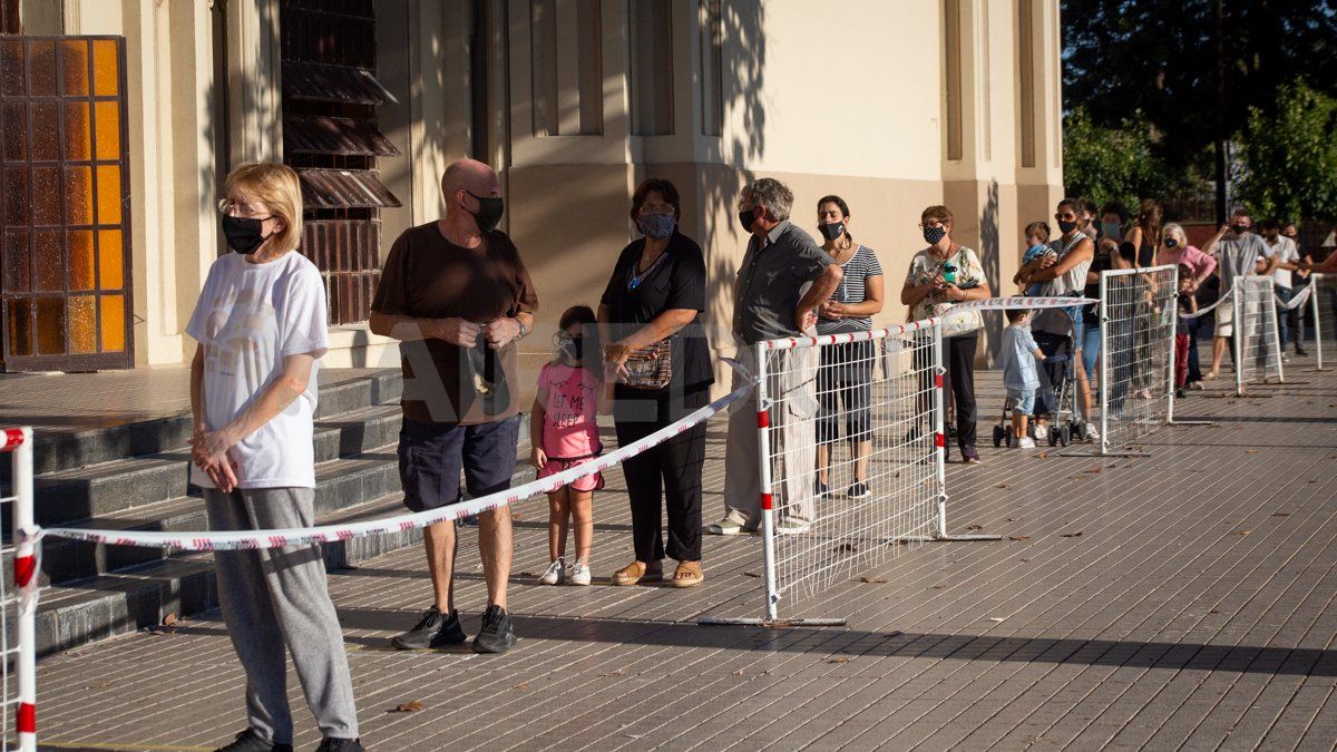 Para evitar el aglomeramiento de gente y a sabiendas de que muchos fieles se acercan para saludar a la imagen de María, desde la organización se decidió colocar la réplica de su imagen en uno de los laterales del edificio.