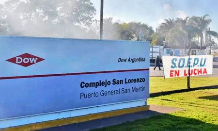 La planta de Puerto San Martín de Dow Argentina cerró este viernes y hubo tensión con trabajadores despedidos. La planta de Puerto San Martín de Dow Argentina cerró este viernes y hubo tensión con trabajadores despedidos.