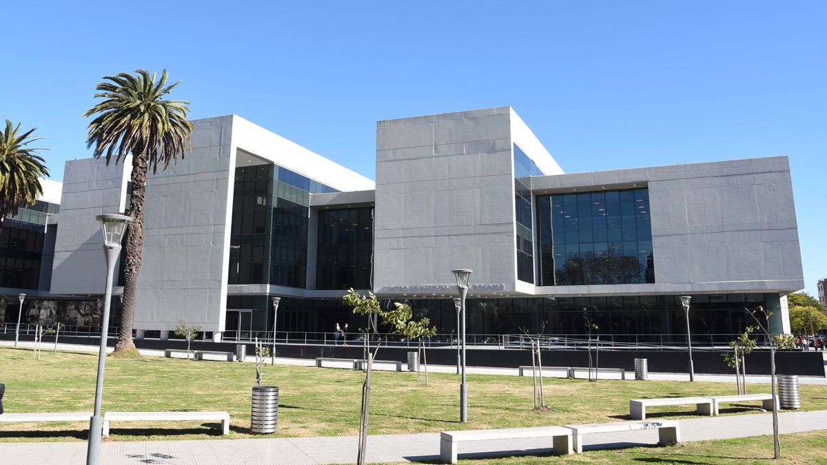 Balearon otra vez el Centro de Justicia Penal de Rosario: dos hombres en moto dispararon siete balazos