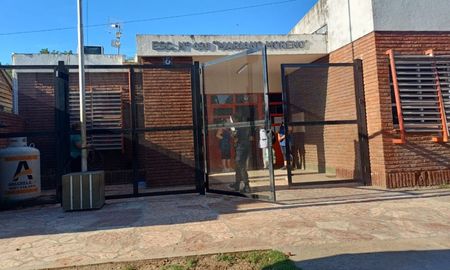 Ocurrió en la Escuela Mariano Moreno N° 690. Robaron alimentos, utensilios y un aire acondicionado. Hay tres detenidos y dos adolescentes implicados. Ocurrió en la Escuela Mariano Moreno N° 690. Robaron alimentos, utensilios y un aire acondicionado. Hay tres detenidos y dos adolescentes implicados.