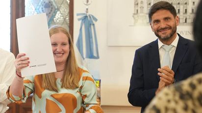 Maximiliano Pullaro encabezó la entrega de 19 escrituras a familias de la ciudad de Santa Fe