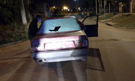 El auto donde encontraron muerto al ladrón. Fuente: Policía Bonaerense.Por: Luciana Soria Vildoza El auto donde encontraron muerto al ladrón. Fuente: Policía Bonaerense.Por: Luciana Soria Vildoza