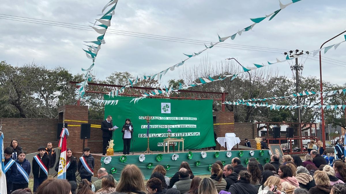 La escuela Jorge Stephenson cumplió 100 años de historia en Santa Fe y lo celebraron con más de mil personas. La escuela Jorge Stephenson cumplió 100 años de historia en Santa Fe y lo celebraron con más de mil personas.