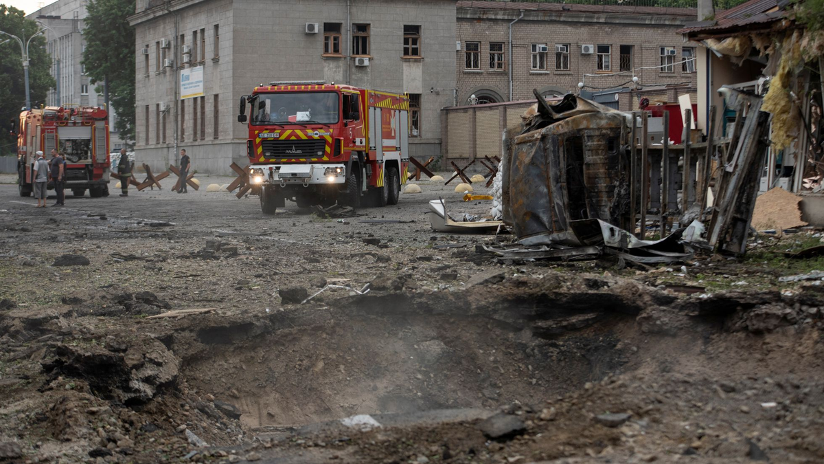 Otros tres civiles murieron y una decena resultó herida anoche en ataques con artillería rusos en la provincia oriental ucraniana de Donetsk, una de las dos que forman la región del Donbass, informó hoy su gobernador.