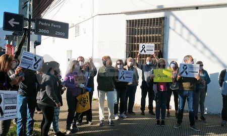 Alrededor de 30 vecinos se concentraron en la esquina de Facundo Zuviría y Pedro Ferré para hacer oír su reclamo de mayor seguridad en barrio Fomento 9 de Julio. Alrededor de 30 vecinos se concentraron en la esquina de Facundo Zuviría y Pedro Ferré para hacer oír su reclamo de mayor seguridad en barrio Fomento 9 de Julio.