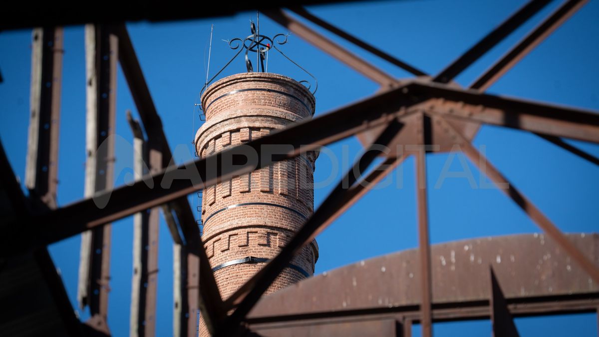 La cúspide de la chimenea es un homenaje a la Reina de Inglaterra. La cúspide de la chimenea es un homenaje a la Reina de Inglaterra.