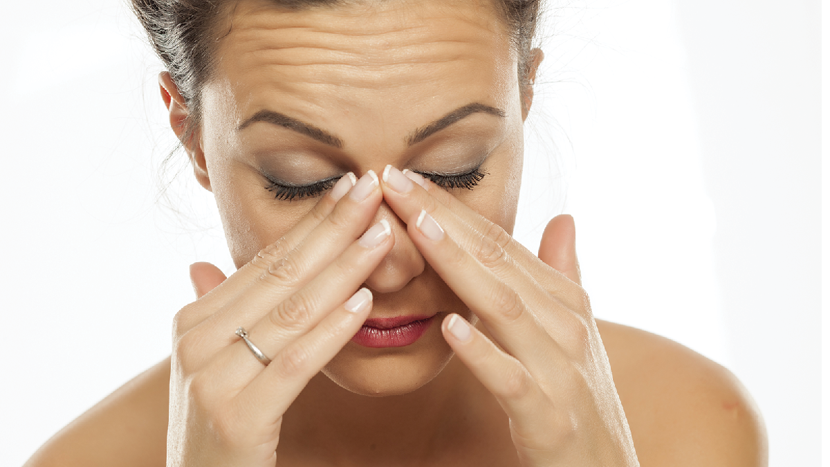 La sinusitis es otra de las causas por las que podemos sentir dolor de cabeza.