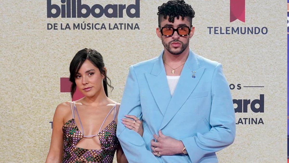 Bad Bunny junto a su novia en una alfombra roja durante los Latin Billboards