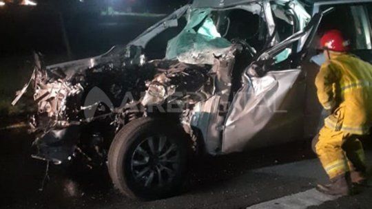 En horas de la madrugada de este domingo se produjo un choque fatal entre una camioneta y un camión en la autopista Rosario – Buenos Aires, a la altura de la localidad de Alvear.