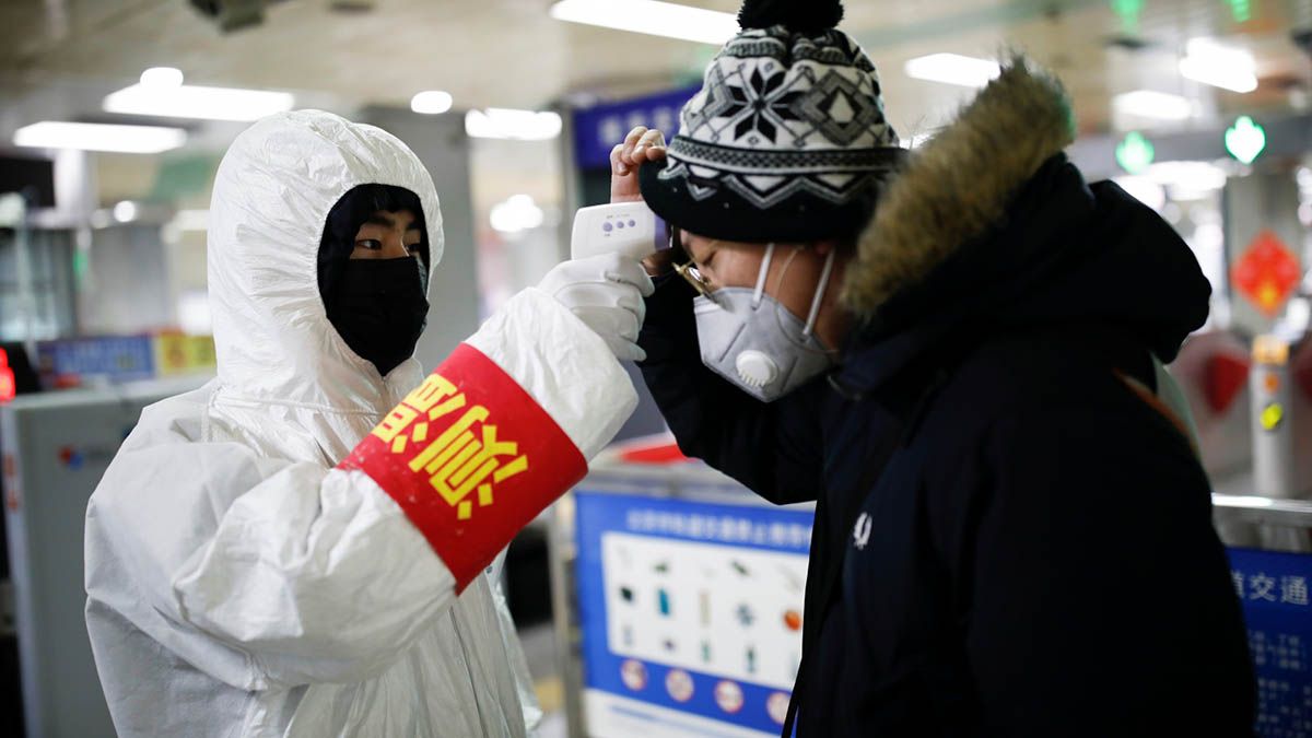 China informa un récord de casos diarios de coronavirus