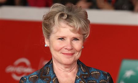 imelda staunton podria interpretar a la reina isabel ii en the crown imelda staunton podria interpretar a la reina isabel ii en the crown