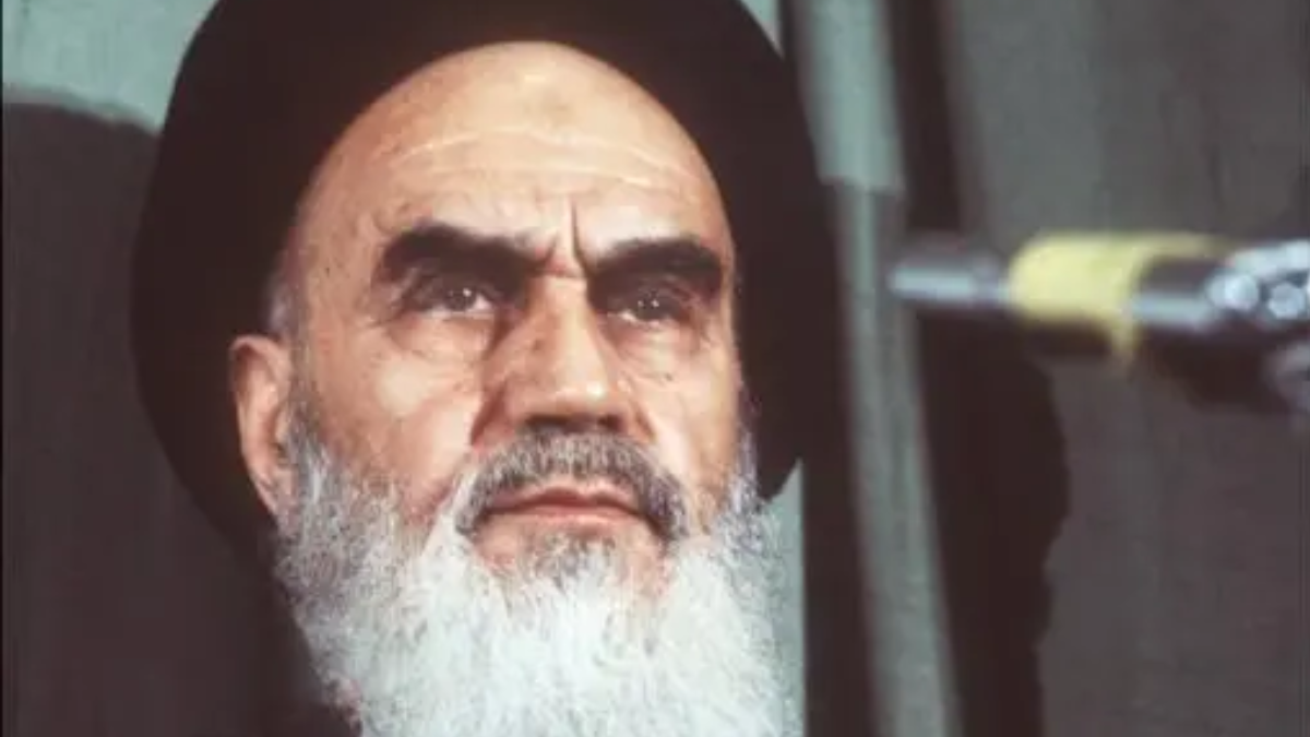 El ayatolá Ruhollah Jomeini fue un líder religioso y político iraní, conocido por ser el líder de la Revolución Islámica de 1979 en Irán y por establecer la República Islámica de Irán.