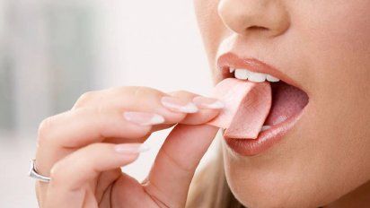 El chicle puede liberar microplásticos en la saliva, según una investigación