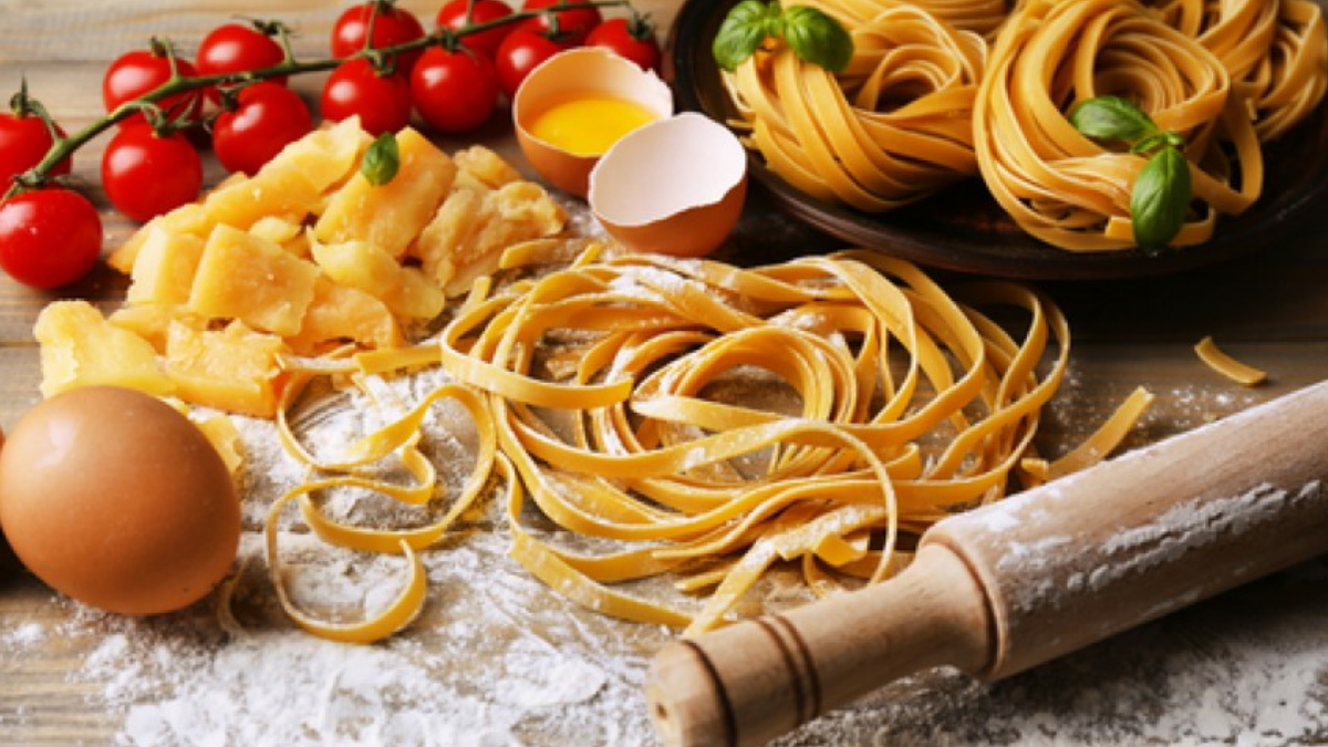 Esta receta de fideos caseros es fácil de seguir y te permitirá disfrutar de este clásico argentino en casa. Esta receta de fideos caseros es fácil de seguir y te permitirá disfrutar de este clásico argentino en casa.