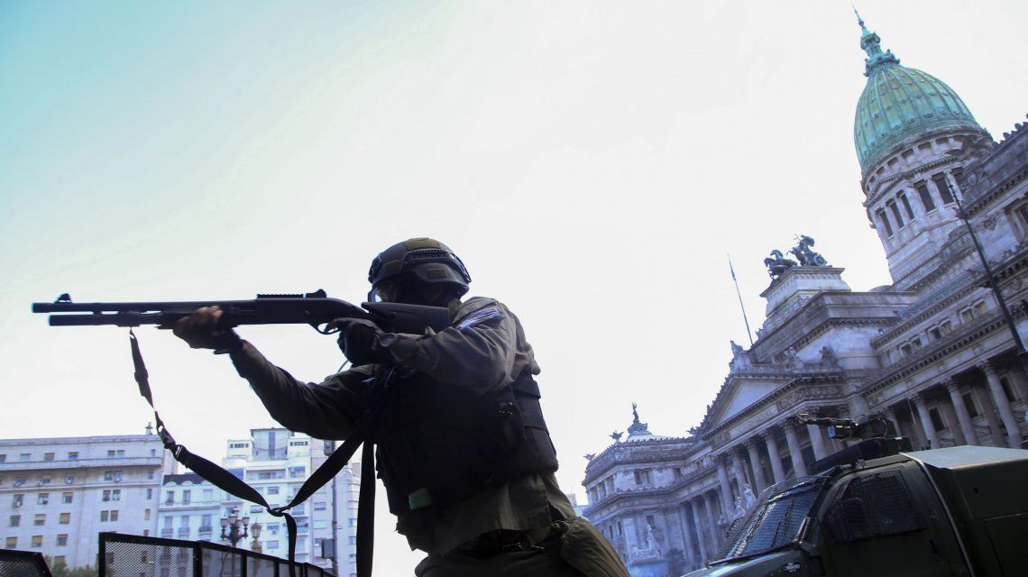 Organismos de DD.HH. marchan contra reforma de las Fuerzas Armadas