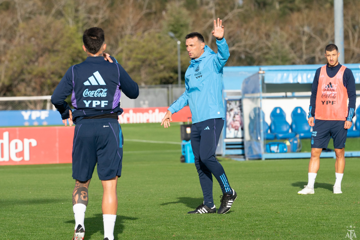 Lionel Scaloni en el predio de Ezeiza junto a la Selección Argentina.