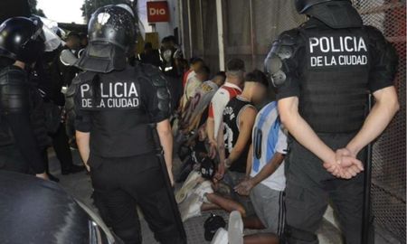 La Ley Antibarras busca combatir los negociados y el financiamiento ilegal en el fútbol, involucrando a clubes y dirigentes. La Ley Antibarras busca combatir los negociados y el financiamiento ilegal en el fútbol, involucrando a clubes y dirigentes.