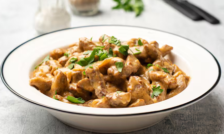 Actualmente, el lomo stroganoff es uno de los platos más reconocidos de la cocina internacional y suele servirse con papas, arroz o pastas.