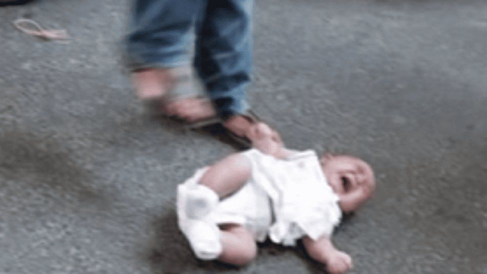 Escalofriantes mensajes de WhatsApp inculpan a padres por la muerte de su beba