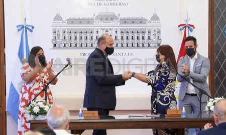 Celia Arena asumió como nueva ministra de Gobierno y Florencia Marinaro como ministra de Igualdad, Género y Diversidad. Celia Arena asumió como nueva ministra de Gobierno y Florencia Marinaro como ministra de Igualdad, Género y Diversidad.