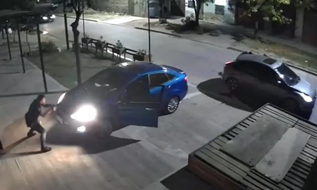 El tiroteo ocurrió en Lomas de Zamora, cuando un grupo de delincuentes intentó robarle a un hombre que entraba el auto a su casa. El tiroteo ocurrió en Lomas de Zamora, cuando un grupo de delincuentes intentó robarle a un hombre que entraba el auto a su casa.