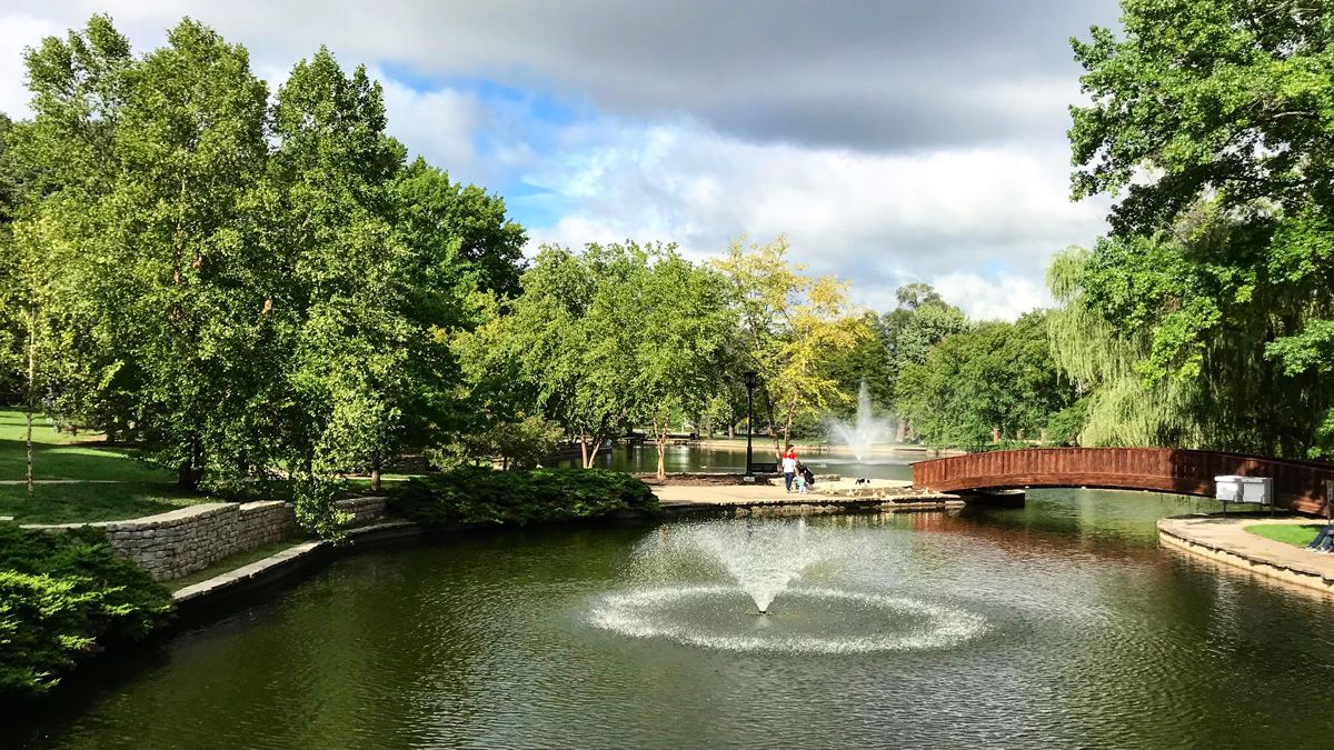 El histórico Loose Park combina naturaleza, historia y amplios espacios recreativos en pleno corazón de Kansas City. El histórico Loose Park combina naturaleza, historia y amplios espacios recreativos en pleno corazón de Kansas City.