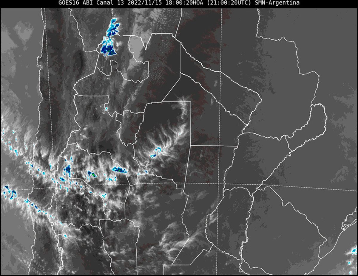 En la imagen satelital se observa algo de nubosidad ingresando desde el océano Pacífico.