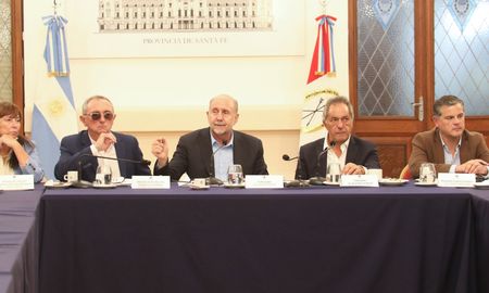 El gobernador de Santa Fe, Omar Perotti, recibió este jueves al embajador de Argentina en Brasil, Daniel Scioli. El gobernador de Santa Fe, Omar Perotti, recibió este jueves al embajador de Argentina en Brasil, Daniel Scioli.