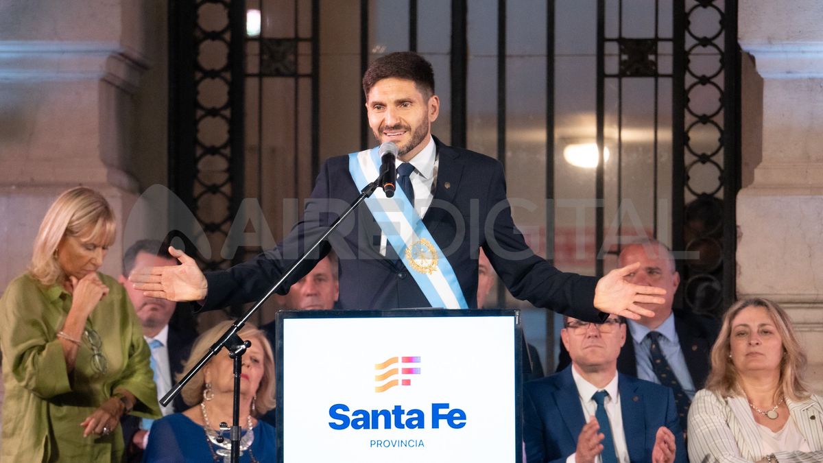 Maximiliano Pullaro en las escalinatas de la Casa de gobierno de la provincia de Santa Fe. Maximiliano Pullaro en las escalinatas de la Casa de gobierno de la provincia de Santa Fe.