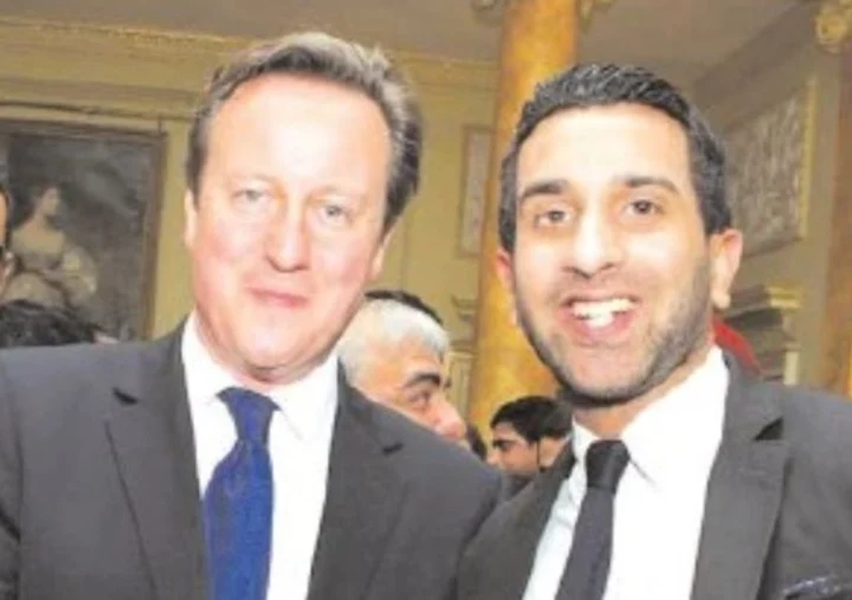 El ex premier brit&aacute;nico David Cameron junto al empresario fallecido.