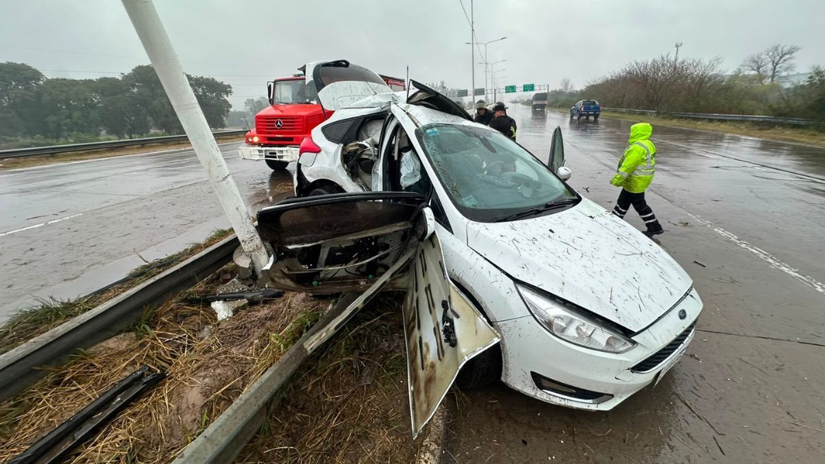 El fuerte accidente se produjo en la Circunvalación Oeste, cuya calzada está complicada por la acumulación de agua.