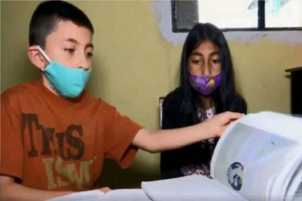 Dos hermanitos repitieron por no tener computadora para clases virtuales