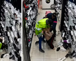Una mujer embarazada de 8 meses fue víctima de un salvaje robo cuando cuatro hombres entraron a su local de ropa y la golpearon. Una mujer embarazada de 8 meses fue víctima de un salvaje robo cuando cuatro hombres entraron a su local de ropa y la golpearon.