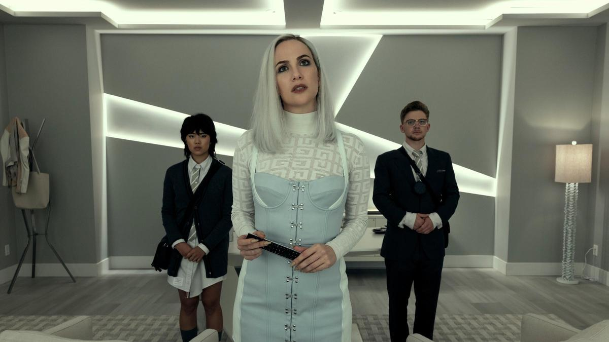 Kate Siegel (Camille), en el centro, en La caída de la Casa Usher. Kate Siegel (Camille), en el centro, en La caída de la Casa Usher.