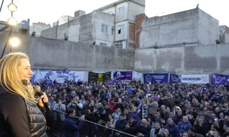 El acto donde se presentó Bases se llevó a cabo en el barrio de Belgrano y contó con la presencia de la legisladora porteña Pilar Ramírez. El acto donde se presentó Bases se llevó a cabo en el barrio de Belgrano y contó con la presencia de la legisladora porteña Pilar Ramírez.