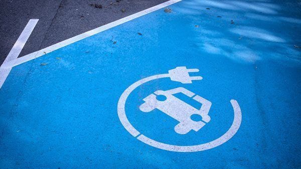 Autos eléctricos: el Gobierno reglamentó la rebaja de impuestos de importación