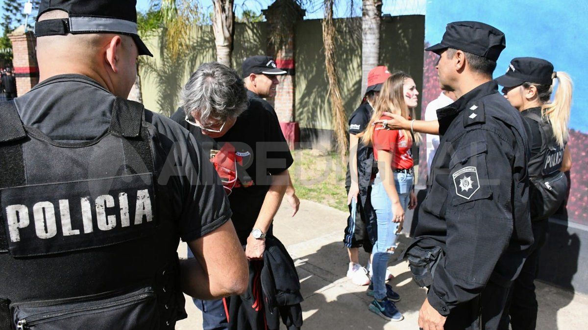  Desde temprano el sur de la capital se tiñó de rojo y negro al ritmo de la cumbia, las parrillas y la cerveza.