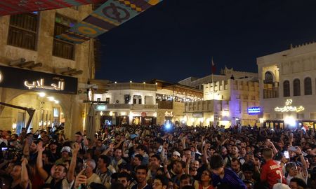 Como sucede en la vigilia de cada partido, los hinchas alentaron fervorosamente a la Scaloneta con un banderazo en el corazón de Doha. Como sucede en la vigilia de cada partido, los hinchas alentaron fervorosamente a la Scaloneta con un banderazo en el corazón de Doha.