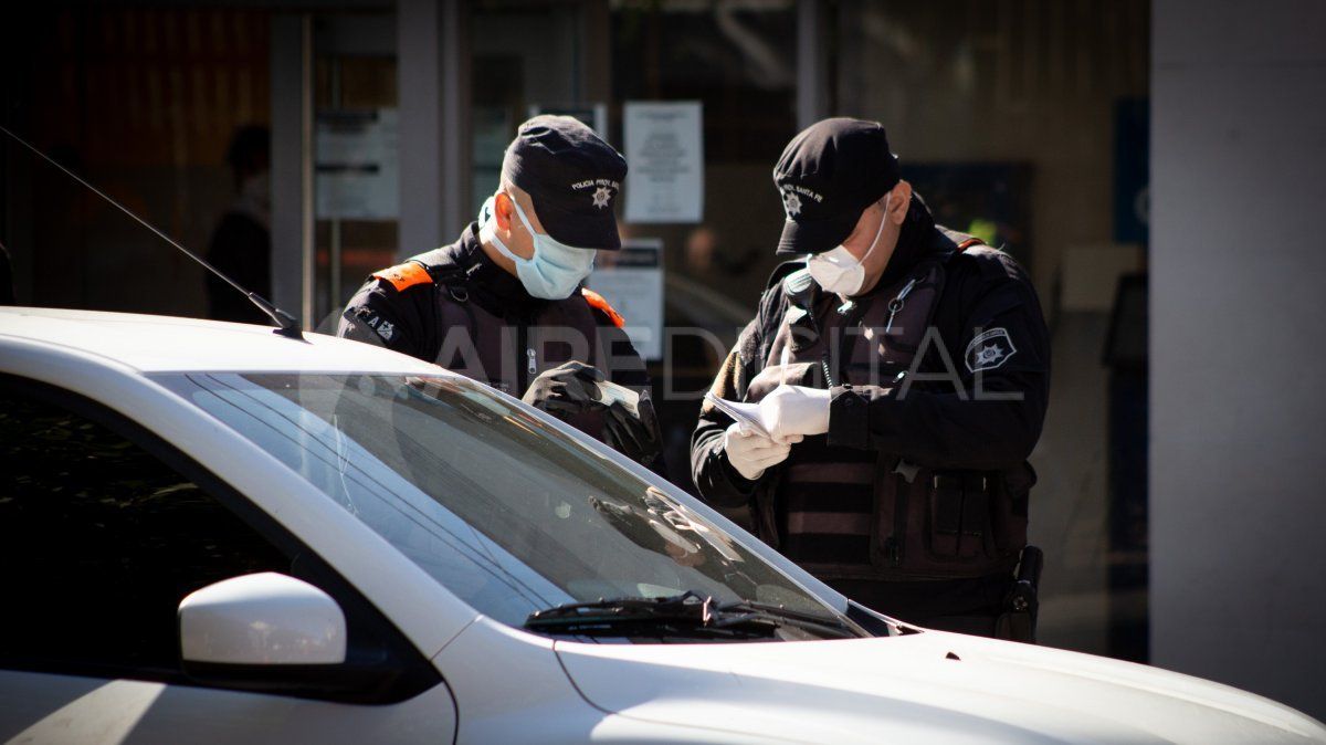 Polic&iacute;as controlan la circulaci&oacute;n en cuarentena en la ciudad de Santa Fe.&nbsp;