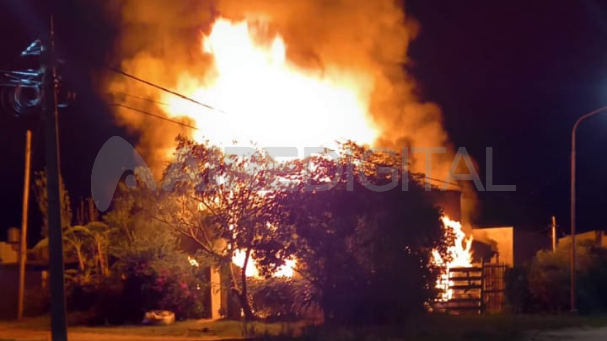 Las llamas consumieron la vivienda hecha con adobe que poseía techo de paja.