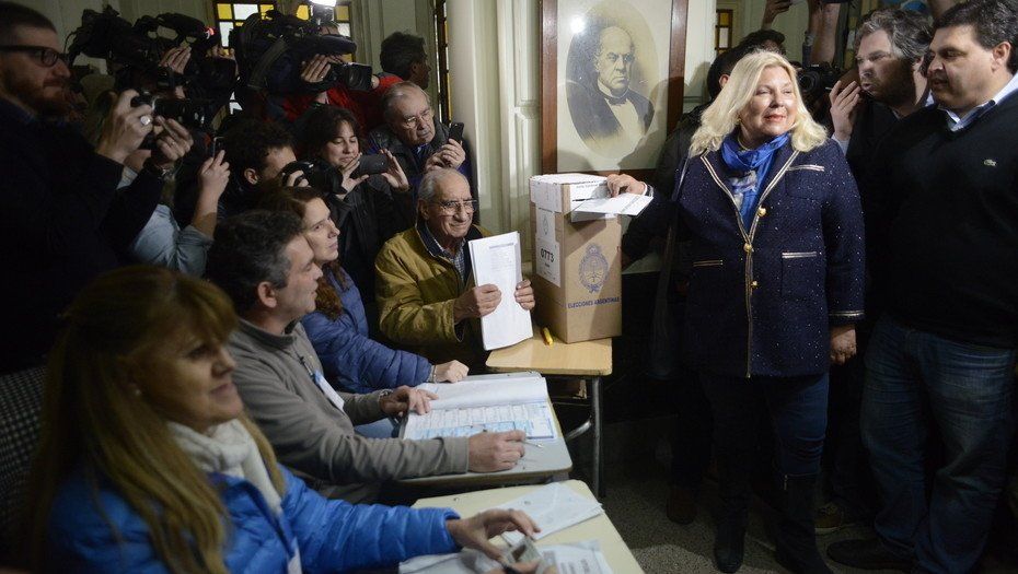Votó Elisa Carrió: fue increpada por manifestantes