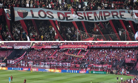 La reacción de los hinchas de Colón tras las bombas de estruendos que arrojaron los barras. La reacción de los hinchas de Colón tras las bombas de estruendos que arrojaron los barras.