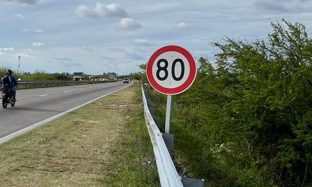 La ciudad de Santa Fe está rodeada de rutas nacionales, como la Circunvalación Oeste que forma parte de la traza de la Ruta Nacional 11, la A007 y la 168. La ciudad de Santa Fe está rodeada de rutas nacionales, como la Circunvalación Oeste que forma parte de la traza de la Ruta Nacional 11, la A007 y la 168.