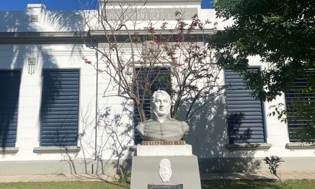 Según relató el tesorero de la escuela, los intrusos ingresaron por una reja y permanecieron varias horas dentro del edificio. Según relató el tesorero de la escuela, los intrusos ingresaron por una reja y permanecieron varias horas dentro del edificio.