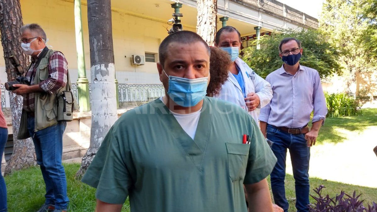 Carlos Zucchella es médico coordinador de la Terapia Intensiva del Cullen y fue el primero en recibir la Sputnik V en el efector.