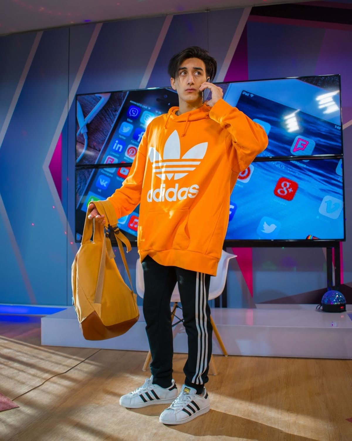 Tomás Oviedo tiene 22 años.